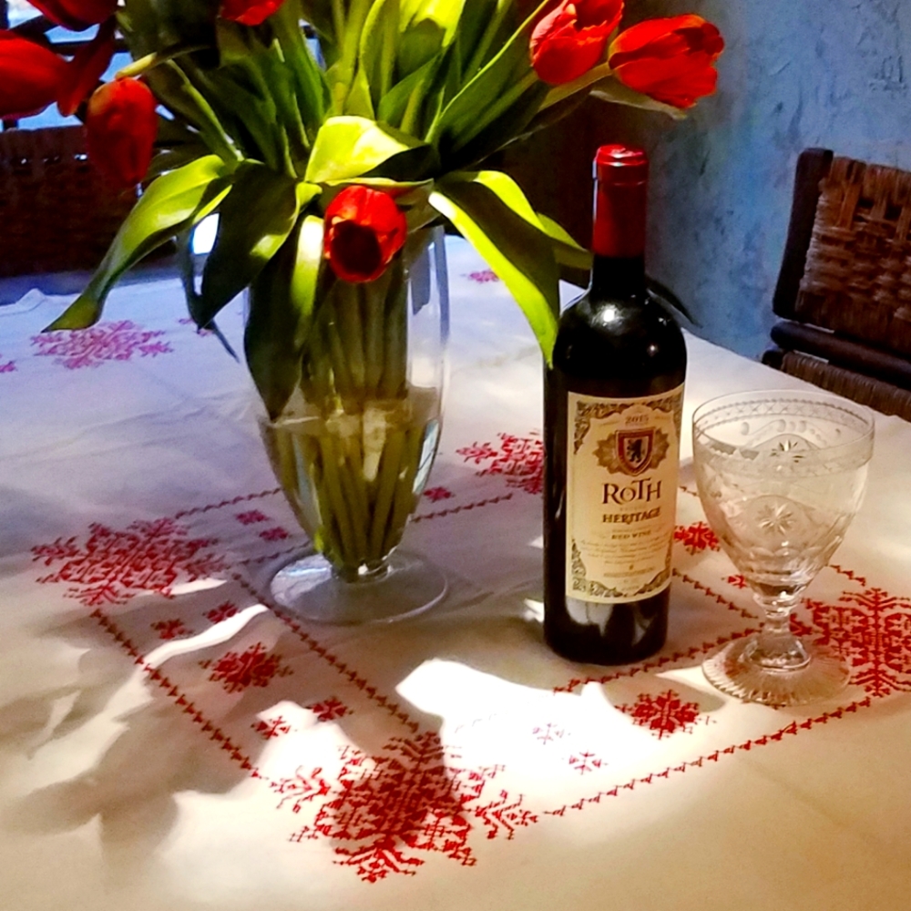 Vintage Embroidered Tablecloth.. EUC